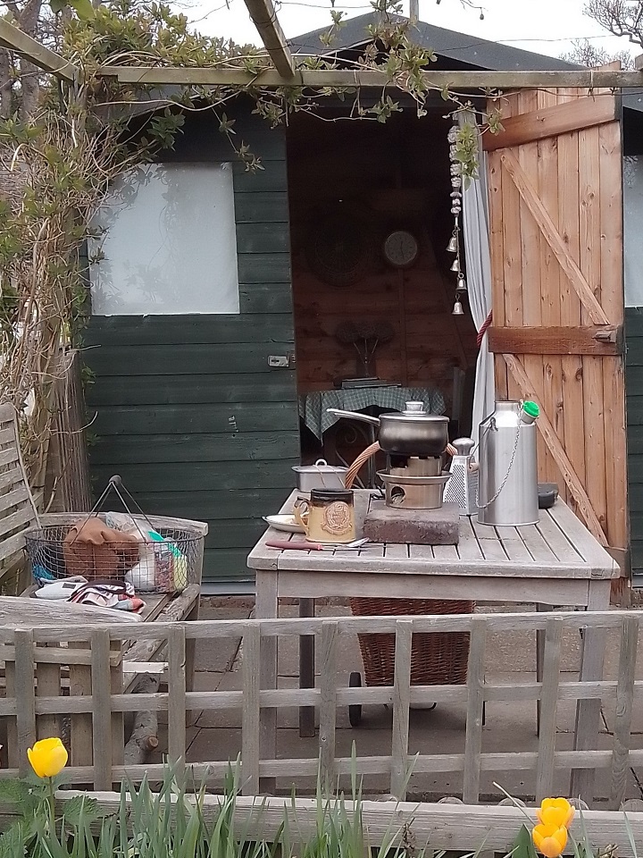 I enjoyed a very rapid cup of tea and a lovely pan of hot soup at my allotment shed :-)